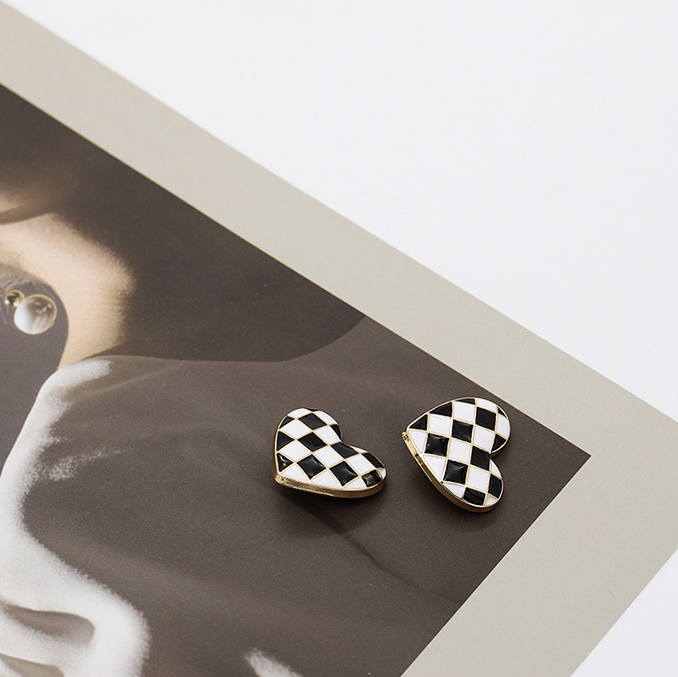 Retro Black And White Checkerboard Heart Metal buttons