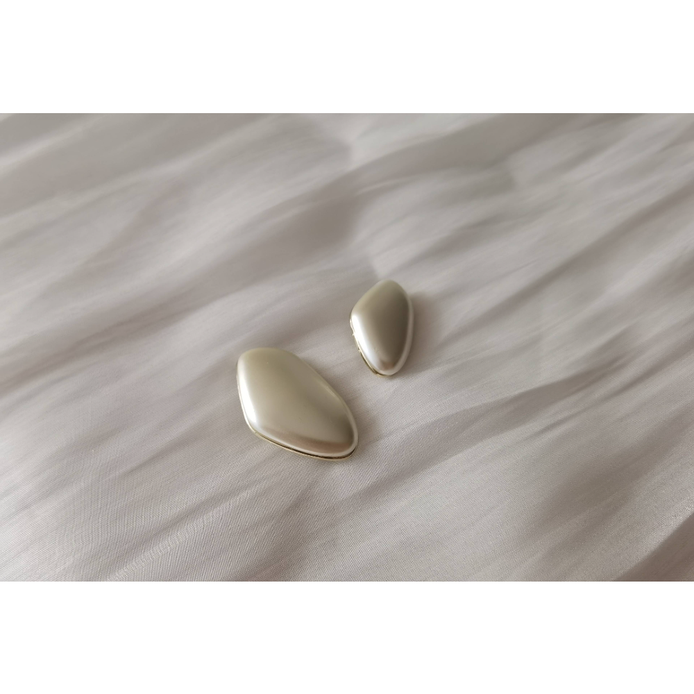 Irregular shape pearl white metal button