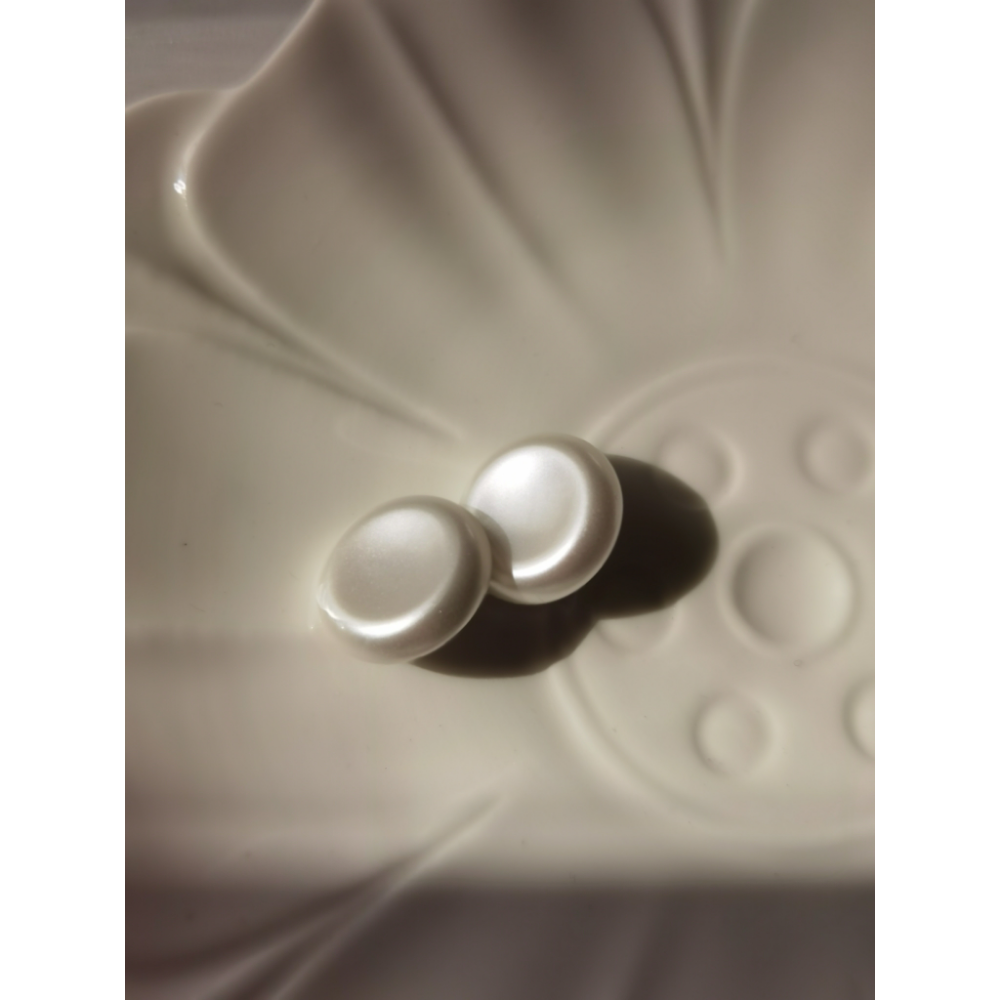 Concave pearl buttons