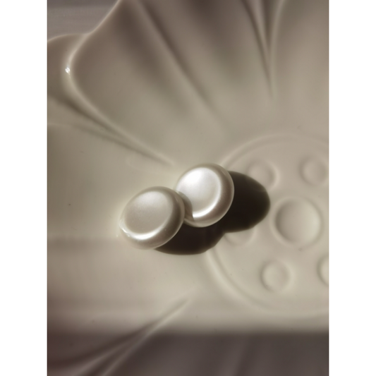 Concave pearl buttons