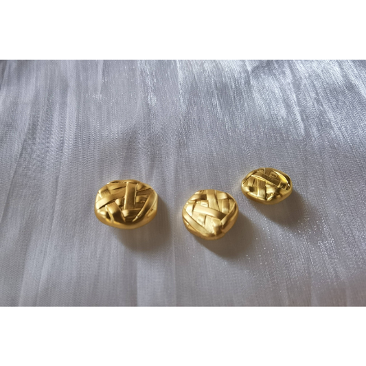 Irregular woven metal buttons