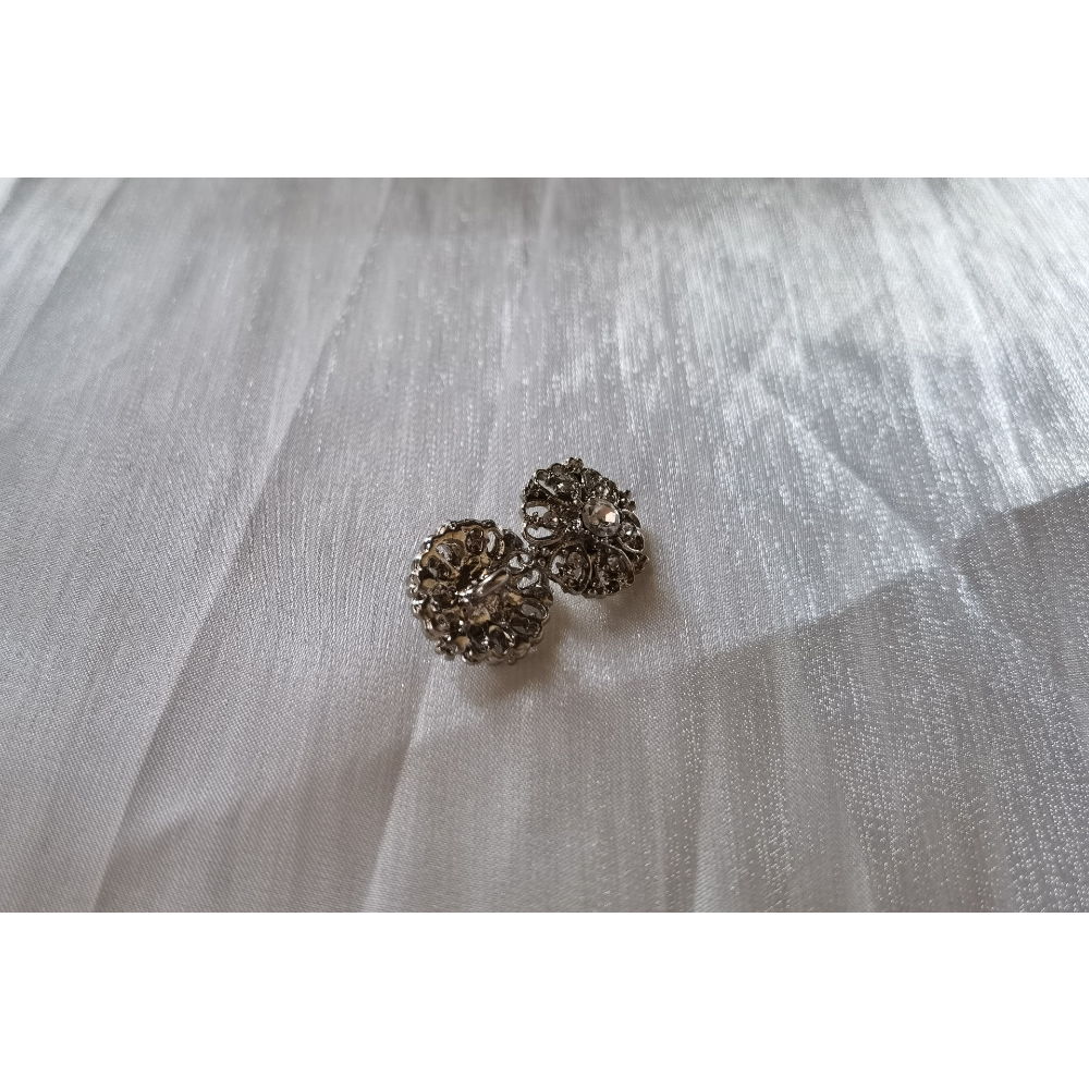 Rhinestone heart shaped metal flower button