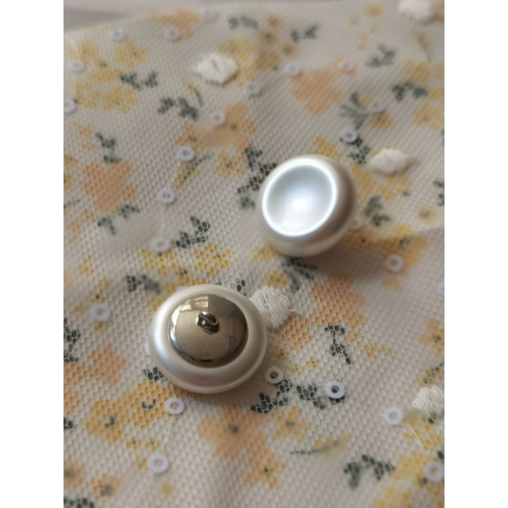 Concave pearl buttons