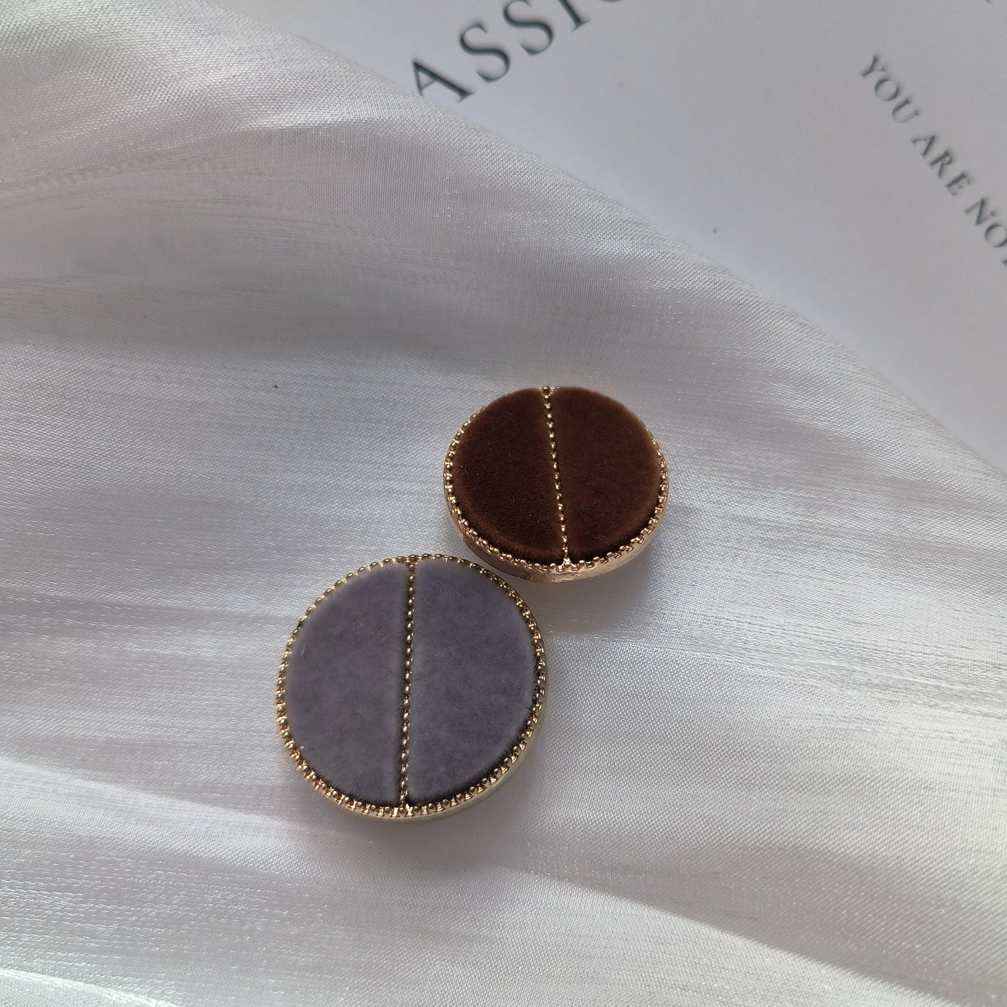 Original Design High Quality Velvet Gold-Edge Buttons