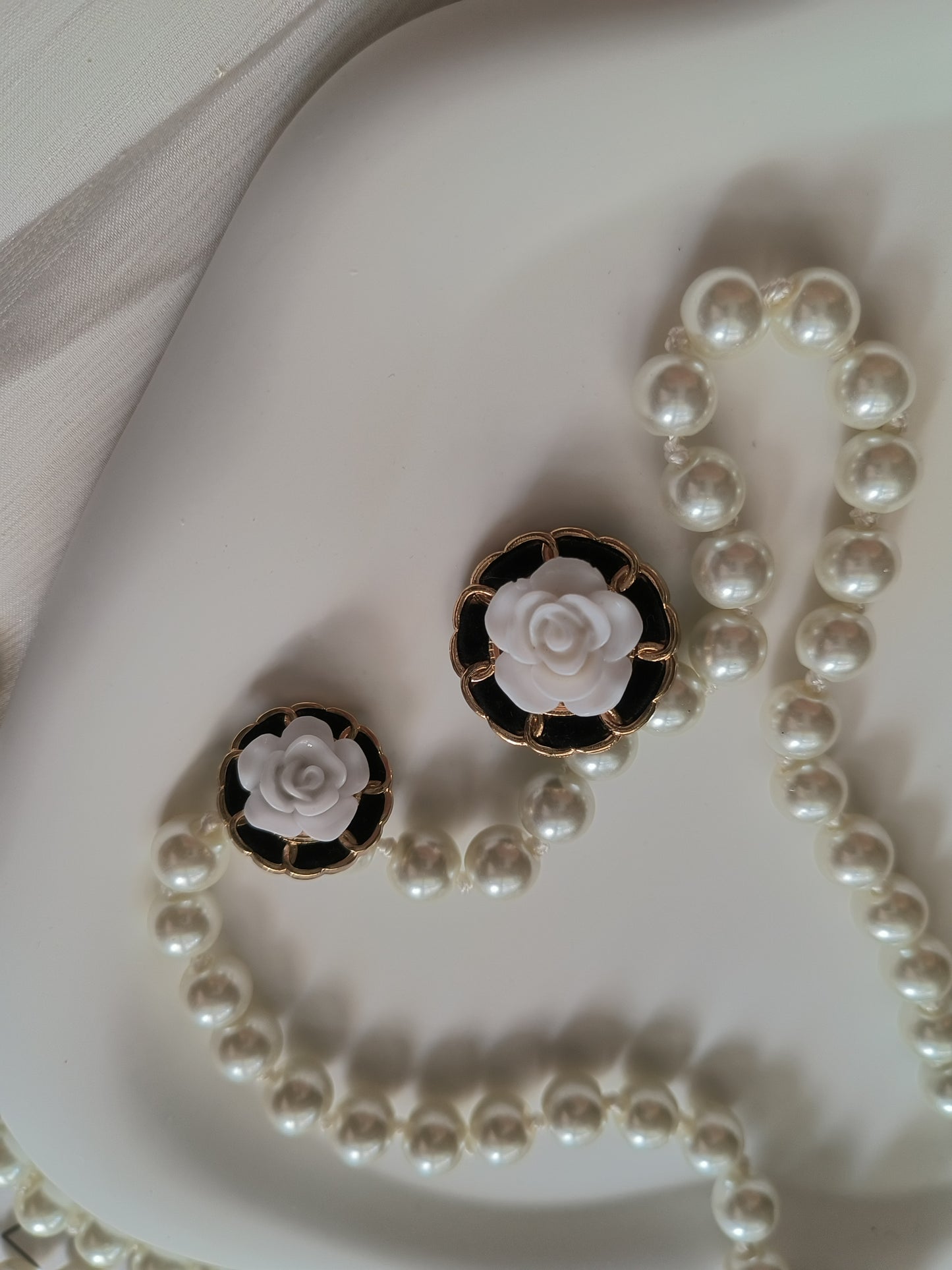 Camellia Premium Button in black and white