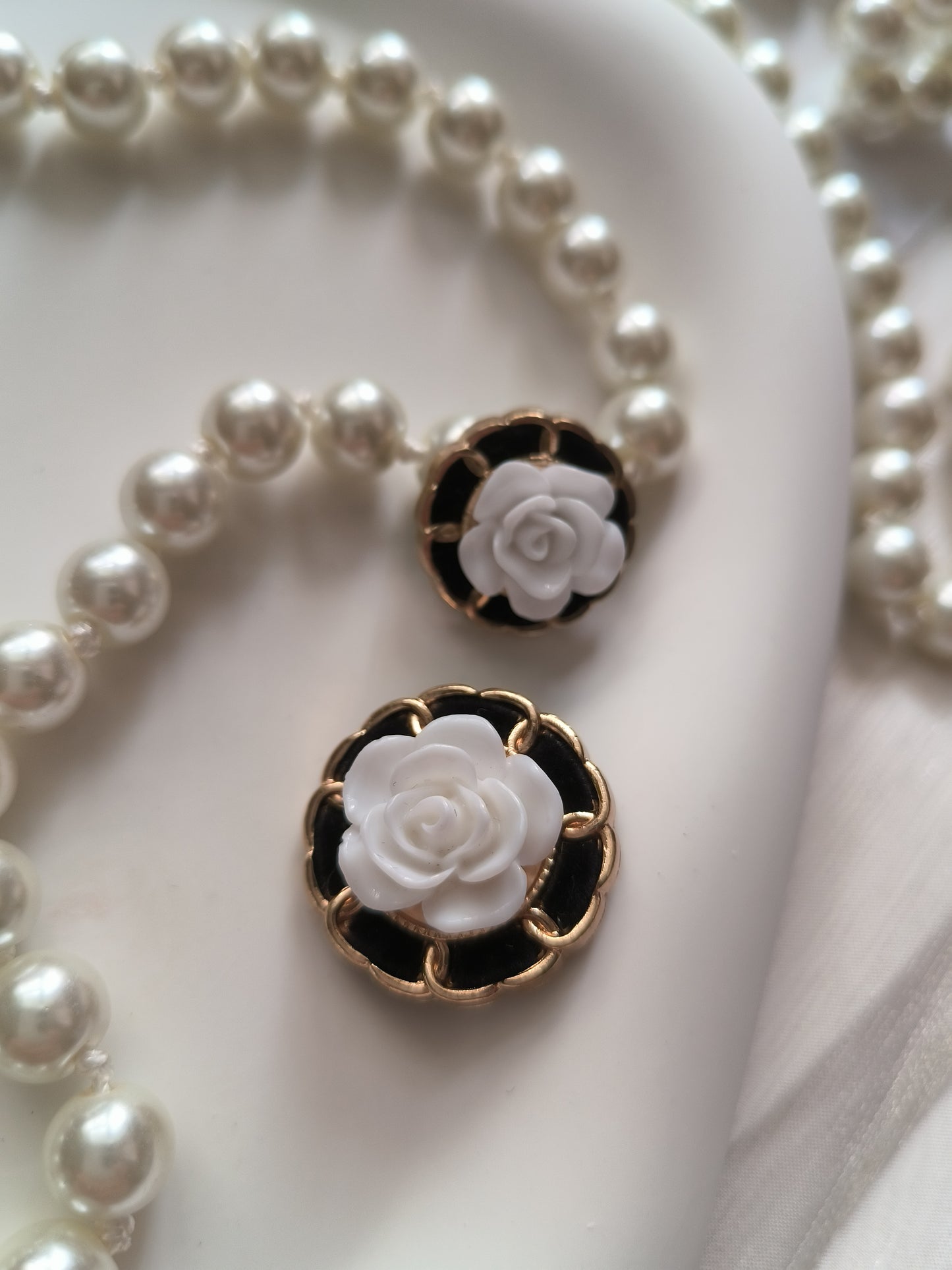 Camellia Premium Button in black and white