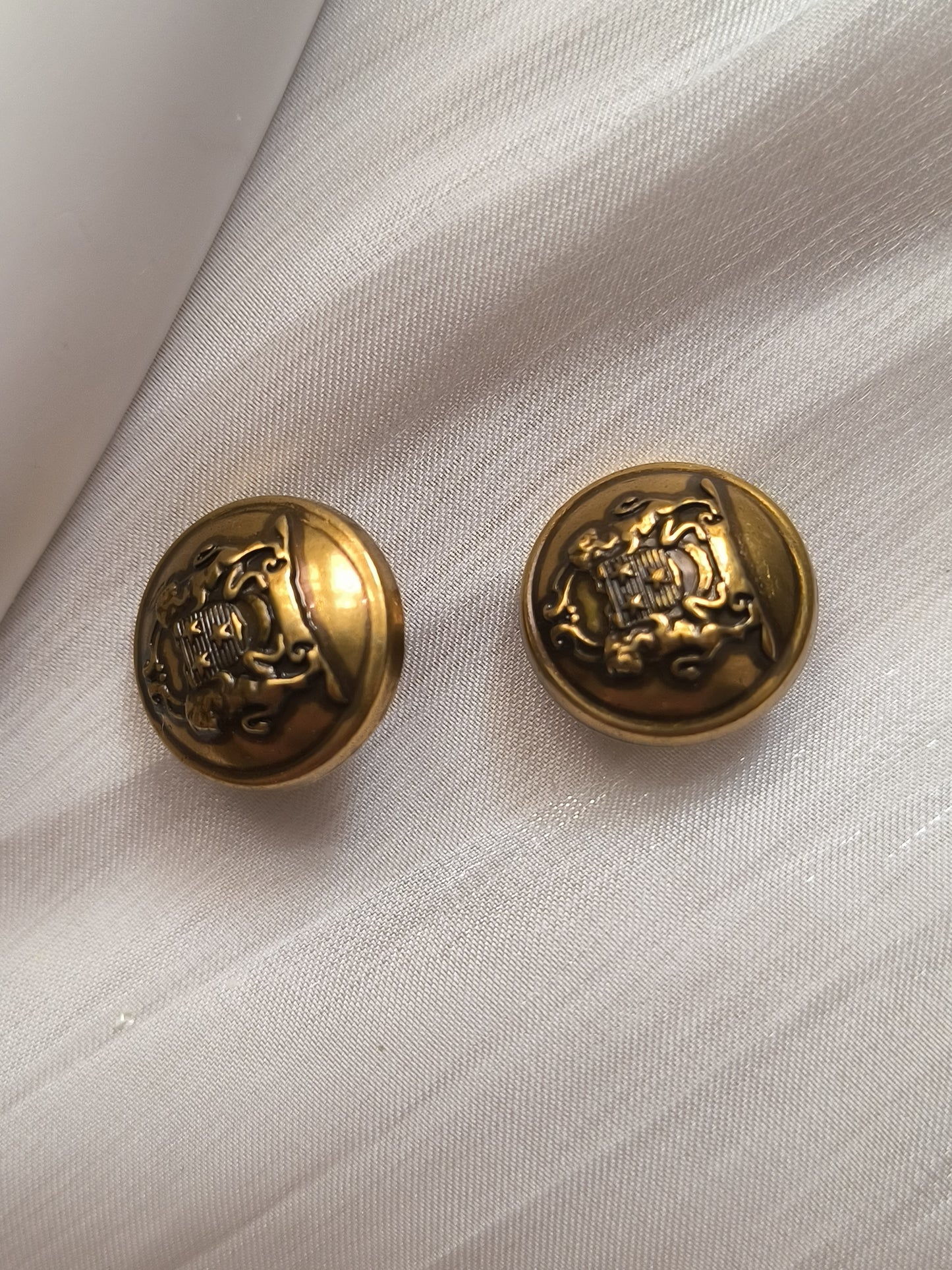 Premium antique bronze vintage lion badge button