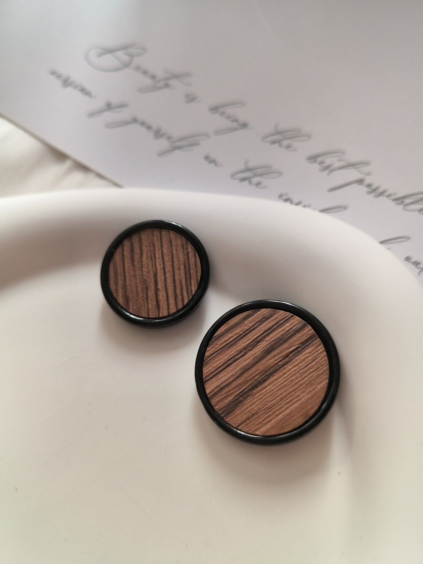 Round button in wood-like material