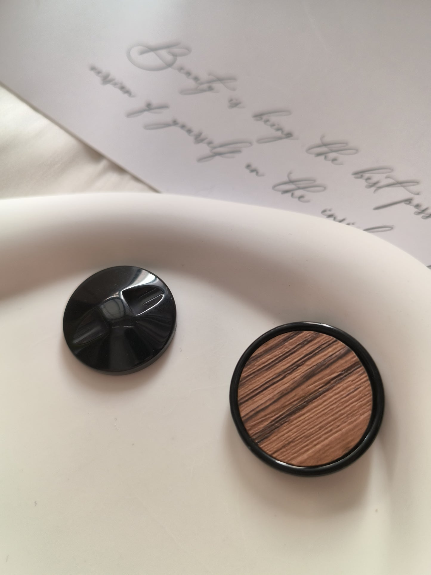 Round button in wood-like material