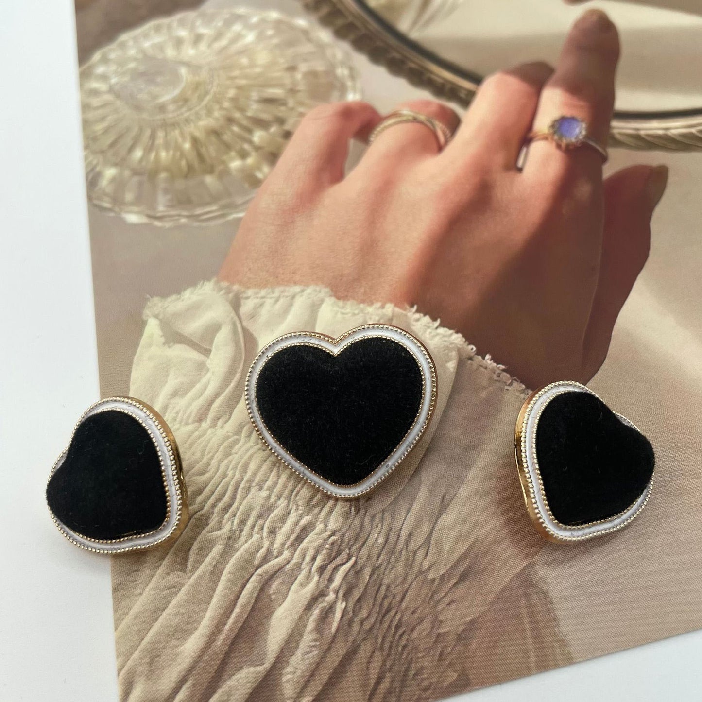 Original Design High-End Metal Heart Flocking Buttons