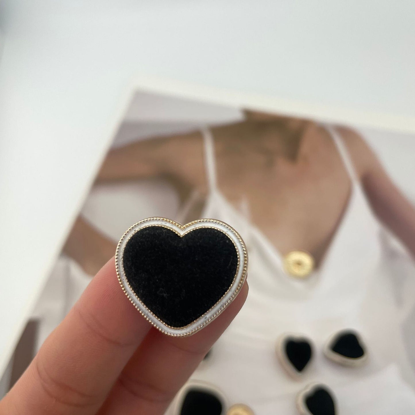 Original Design High-End Metal Heart Flocking Buttons