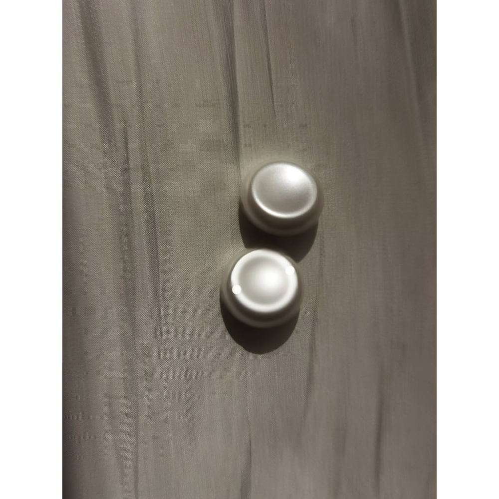 Concave pearl buttons