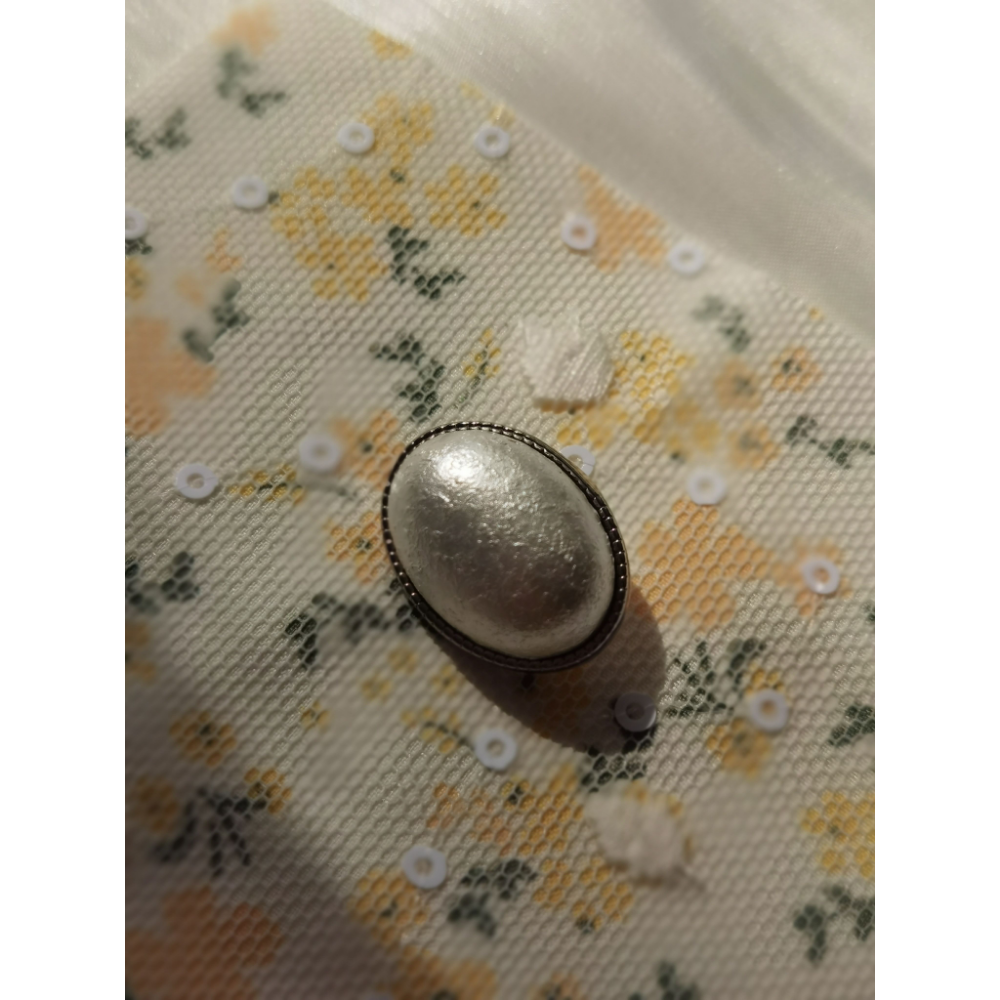 Large pearl glossy buttons